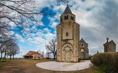 Fototapeta na wymiar Cognat Lyonne (Allier, France) - Vue panoramique de l'église romane Sainte-Radegonde