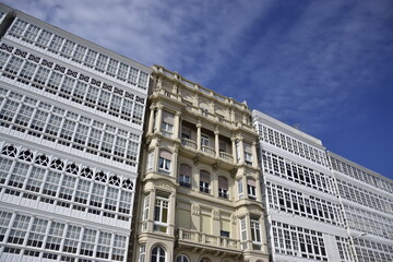 Fachada modernista rodeada de miradores de madera con múltiples ventanas de cristal en la ciudad de La Coruña, España