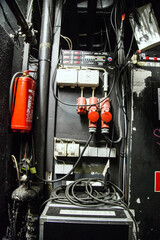 Stromkasten mit Stromzähler, Steckdosen, Feuerlöscher
