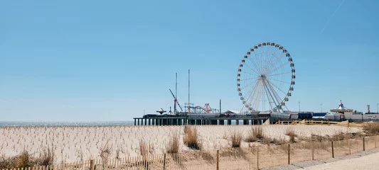 Photo sur Plexiglas Descente vers la plage La promenade de la jetée en acier chevauche New Jersey Atlantic City.