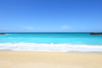 Fototapeta na wymiar 沖縄の青い海