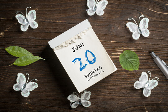 tear-off calendar showing JUNE 20 SUNDAY FATHER'S DAY 2021 in German on wooden background