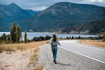 Mujer caminando por la carretera