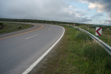 Fototapeta premium asphalted road that ascends between the mountains