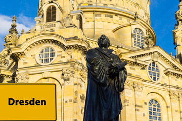 Ortsschild Dresden Martin Luther und Frauenkirche