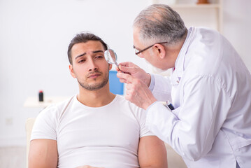 Obraz premium Young man visiting experienced doctor dermatologist