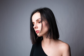 Naklejka premium woman in black clothes on gray background
