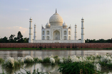 Obraz premium taj mahal on river agra country