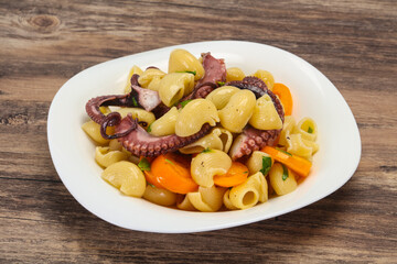 Pasta with octopus and yellow tomatoes