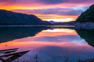 秋の士別市岩尾内湖の夕景
