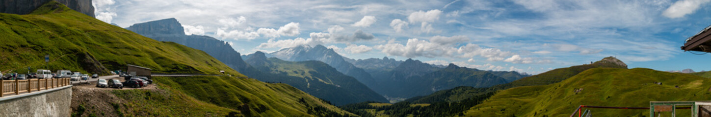 Obraz na płótnie Canvas Vista sulle Dolomiti della Val Gardena in Trentino Alto Adige, ai piedi del Sasso Lungo e del Gruppo del Sella
