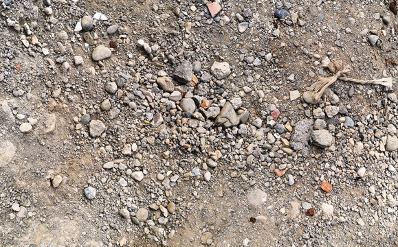 roher aushub oder erdreich, baugrund, schmutziger erdboden mit grobem splitt und schutt, verdreckt und verm&uuml;llt, unbehandelt, baustellen grund