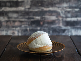 Fototapeta na wymiar イタリアスイーツのマリトッツォ。新鮮な生クリームをパンで挟んだスイーツパン。