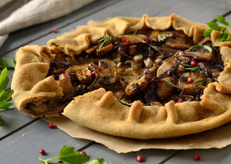 Vegetarian wholegrain pie / tart / with mushrooms and red onion