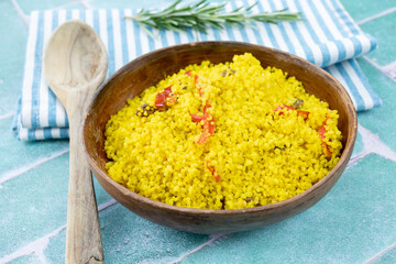 plat de couscous au curry sur une table	
