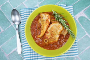 filet de poulet cuisiné avec une sauce tomate