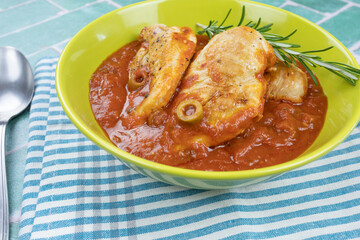 filet de poulet cuisiné avec une sauce tomate