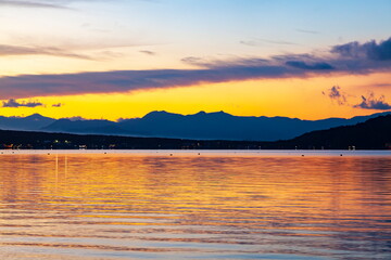山中湖畔の夕景・前方に南アルプス連峰が見えます　山梨県南都留郡山中湖村にて