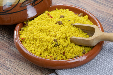 plat de couscous au curry sur une table	
