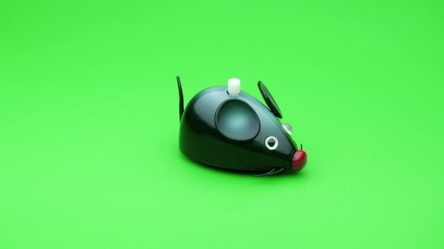 Clockwork mouse runs on a green background. Seamless loop.