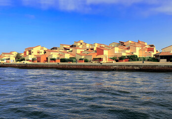 Fototapeta premium Vue sur une résidence de location et logements de vacances balnéaires