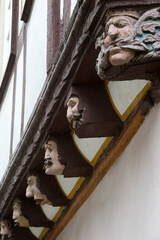 Limburg an der Lahn, Haus in der Altstadt, Schnitzwerk mit Gesichtern