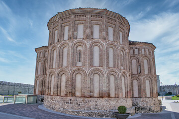 Obraz premium Arquitectura de estilo mudéjar en el exterior de la iglesia San Martín de Cuellar, provincia de Segovia