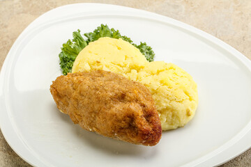 Crispy chicken cutlet with mashed potato