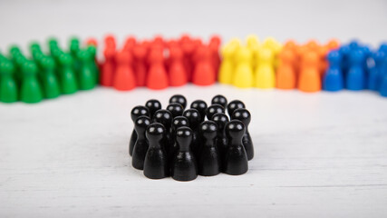 Holzfiguren in den Farben deutscher Parteien, im Vordergrund die CDU und CSU