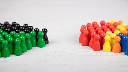 Holzfiguren in den Farben deutscher politischer Parteien, die Grünen und der...