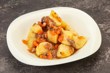 Roasted potato and beef with sauce