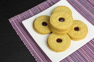 gluten-free double oatmeal cookies with raspberry filling