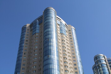 Obraz premium the building of a modern skyscraper against the blue sky