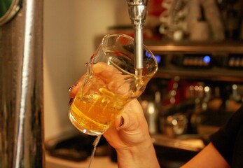 Sirviendo una caña (cerveza de barril española) en un pub de Madrid, España. Llenando un vaso de cerveza.