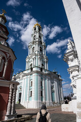 Obraz premium golden towers and ancient architectural solutions of the Trinity-Sergievskaya Lavra in Sergiev Posad on a sunny spring day
