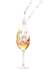 Wein im Weinglas mit spritzer aus dem Glas