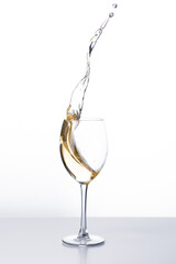 Wein im Weinglas mit spritzer aus dem Glas
