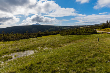 Obraz premium Panorama of Giant Mountains next to trail to Sniezka