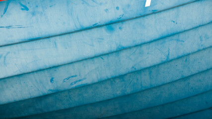 Casco de barco pintado de azul deteriorado