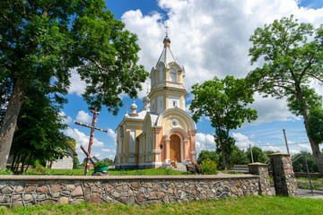 Fototapeta na wymiar Church of St. Peter and Paul in the village of Venzovets, built in the Russian style