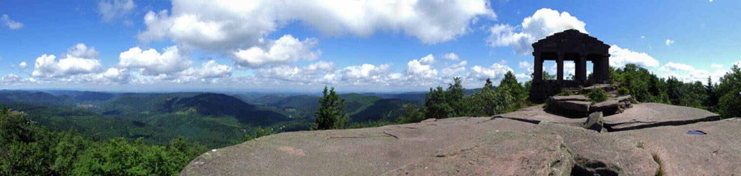 Panoramablick vom Gipfelplateau des Donon in den Vogesen