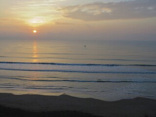 Amanecer nublado sobre las costas de Port Saplaya.