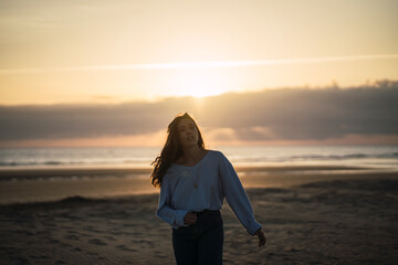 Chica joven en la playa sonriendo siendo feliz y sonriendo