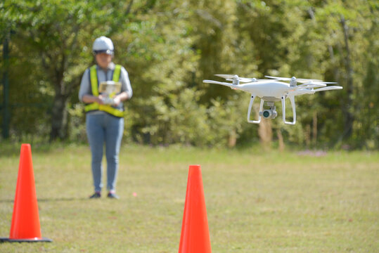 ドローンの操縦訓練をする