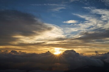 南アルプス白根三山の登山風景、肩の小屋、夕暮れ