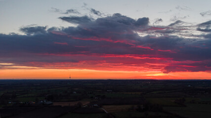 Ein roter/orangener Sonnenuntergang in Schleswig Holstein, aufgenommen mit einer Drohne.