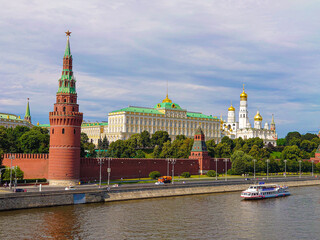 Fototapeta premium main view of the Moscow Kremlin, street cleaning is underway, a pleasure boat is sailing along the river