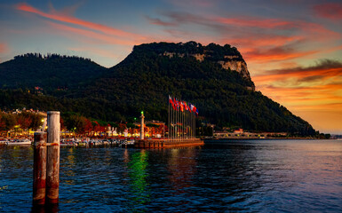 Obraz premium Abend in Garda am Gardasee, Italy