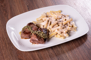 Prato com carne bovina de qualidade acompanhado de macarrão
