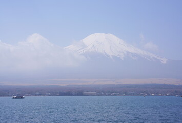 河口湖から望む日本一高い山　富士山